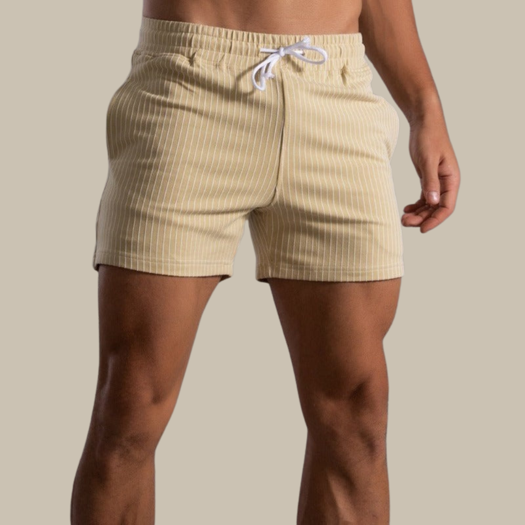 Moderne herre strandshorts i flere farger, viser utvalg og stil for sommersesongen.