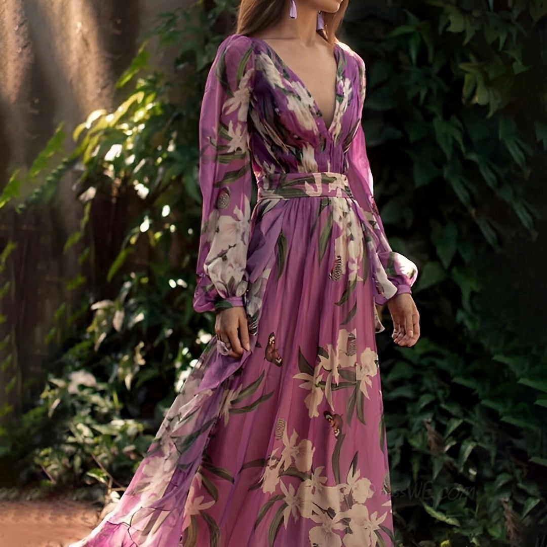 Feminin dame maxikjole med vakkert blomstermønster og V-hals. Ideell som elegant sommer- eller hverdagskjole.