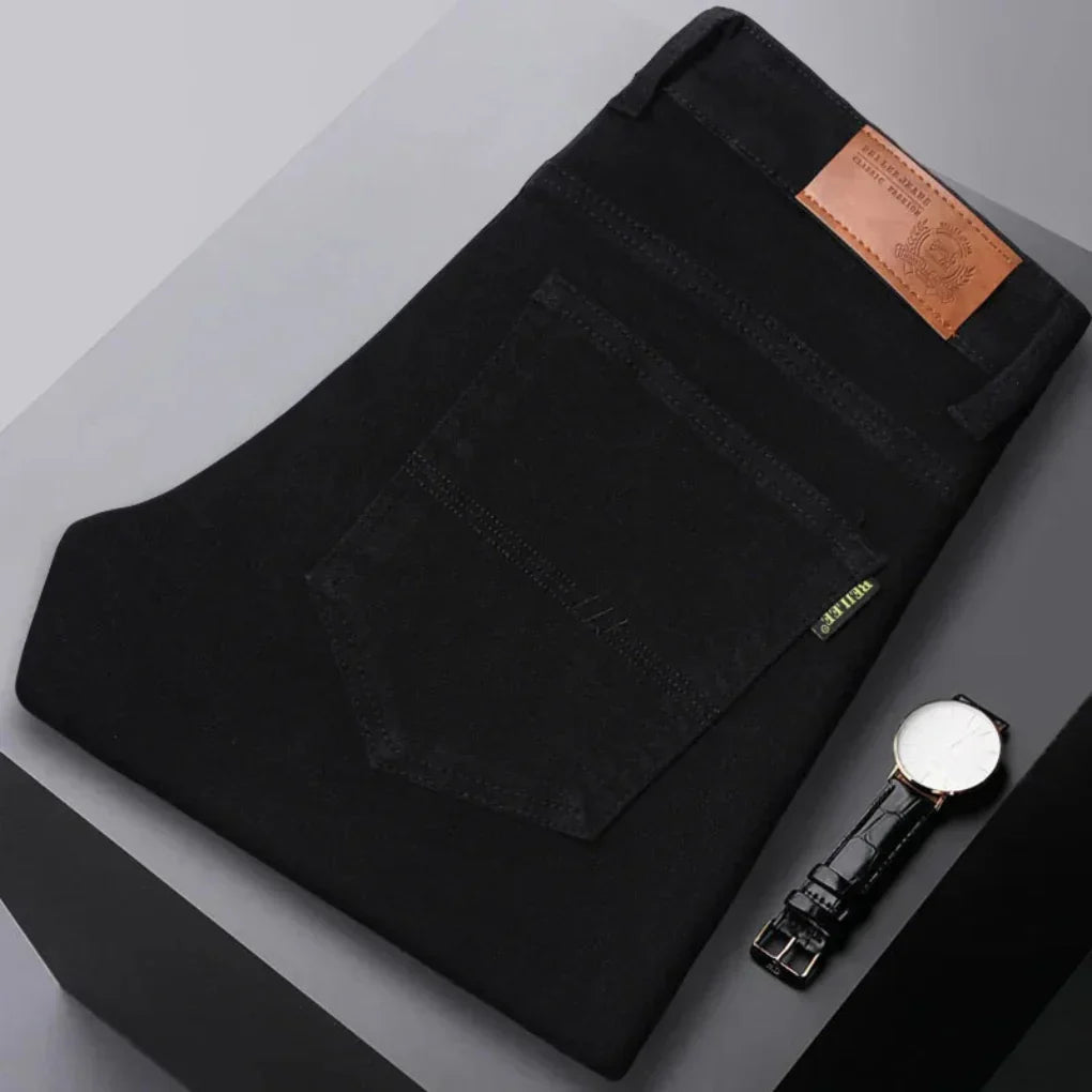 Klassiske røde slim fit jeans for menn, laget av myk denim for optimal komfort og en elegant silhuett.