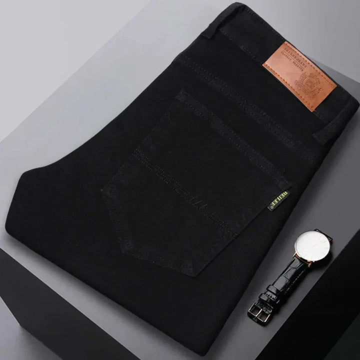 Klassiske røde slim fit jeans for menn, laget av myk denim for optimal komfort og en elegant silhuett.