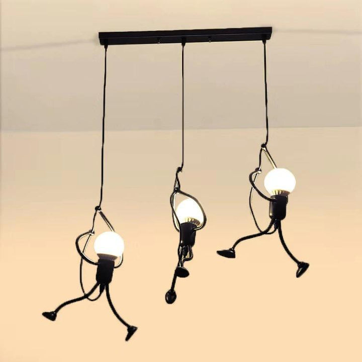 Taklampe med artig liten mann. Moderne nordisk stil for unik interiørbelysning.