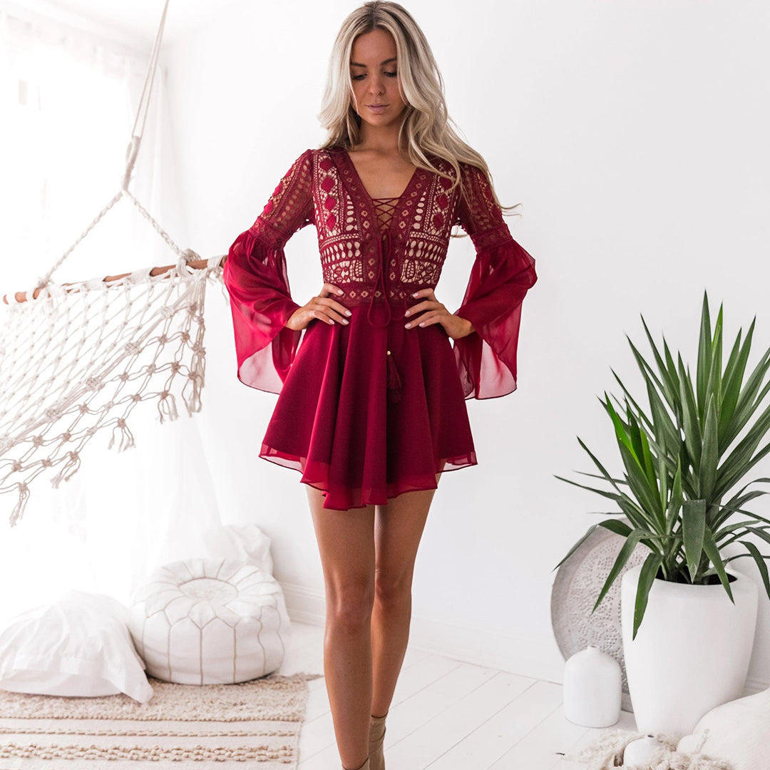 Elegant polyester damekjole med detaljerte blonder og unike trompetermer. Perfekt for fest og sommer.