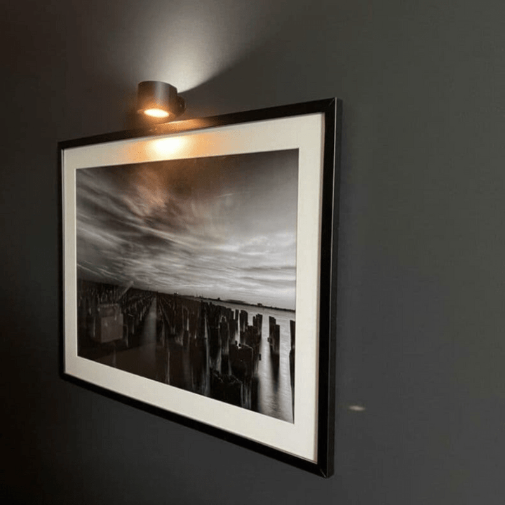 Trådløs LED vegglampe, dimbar med touchkontroll. Roterbar for målrettet lys, ideell som natt- eller leselys.