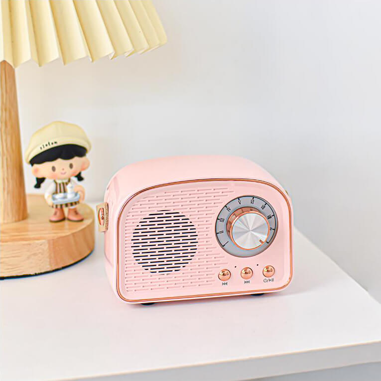 Hvit retro Bluetooth høyttaler med tidløst vintage design, perfekt bærbar musikkavspiller.
