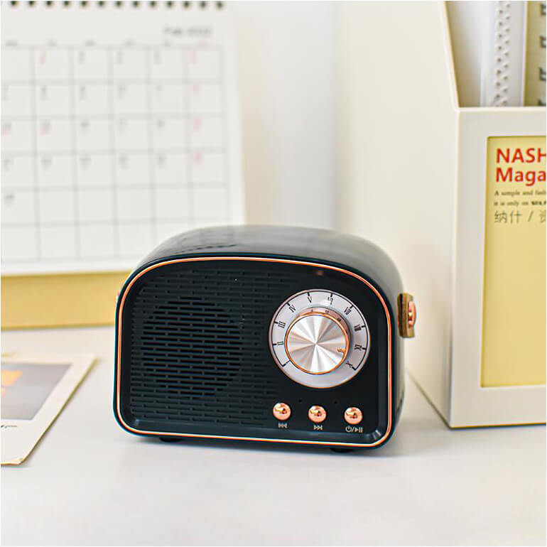 Stilfull retro Bluetooth høyttaler med vintage design, ideell for hjemmeinteriør og trådløs musikk.