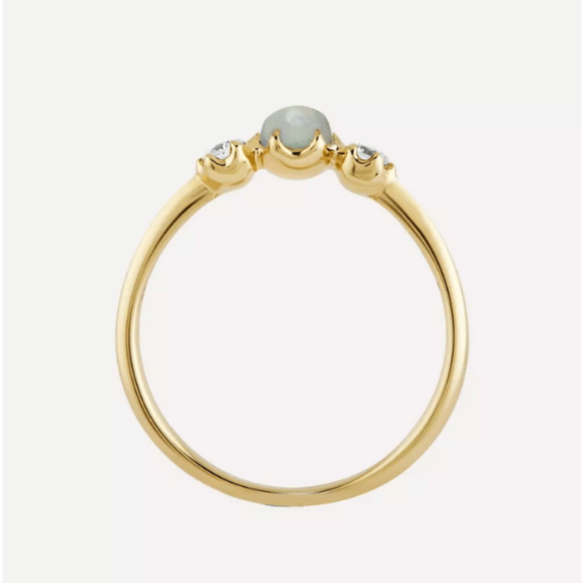 Klassisk 925 sølvring med en skinnende månesteinsperle. Tidløs design perfekt som gave.