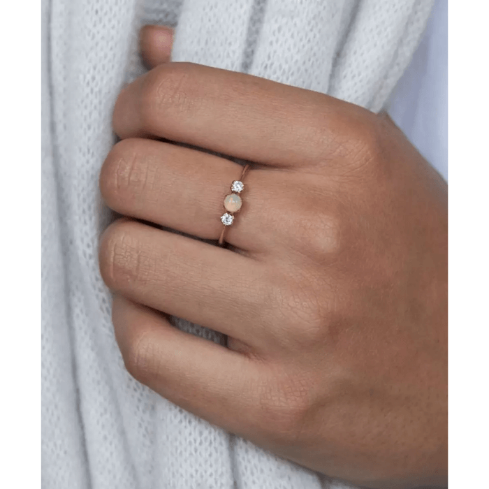 Minimalistisk kvinnering i 925 sterling sølv med en vakker, iriserende månestein.