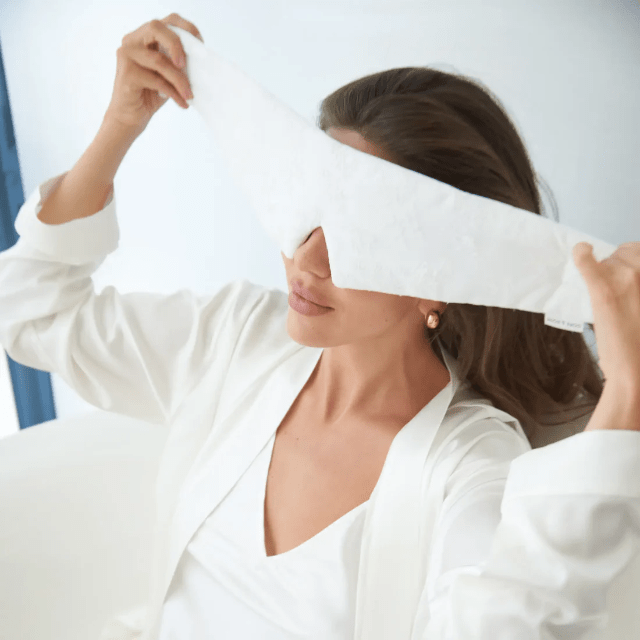 Silkemaske for nattesøvn, beskytter huden og gir en følelse av luksus.