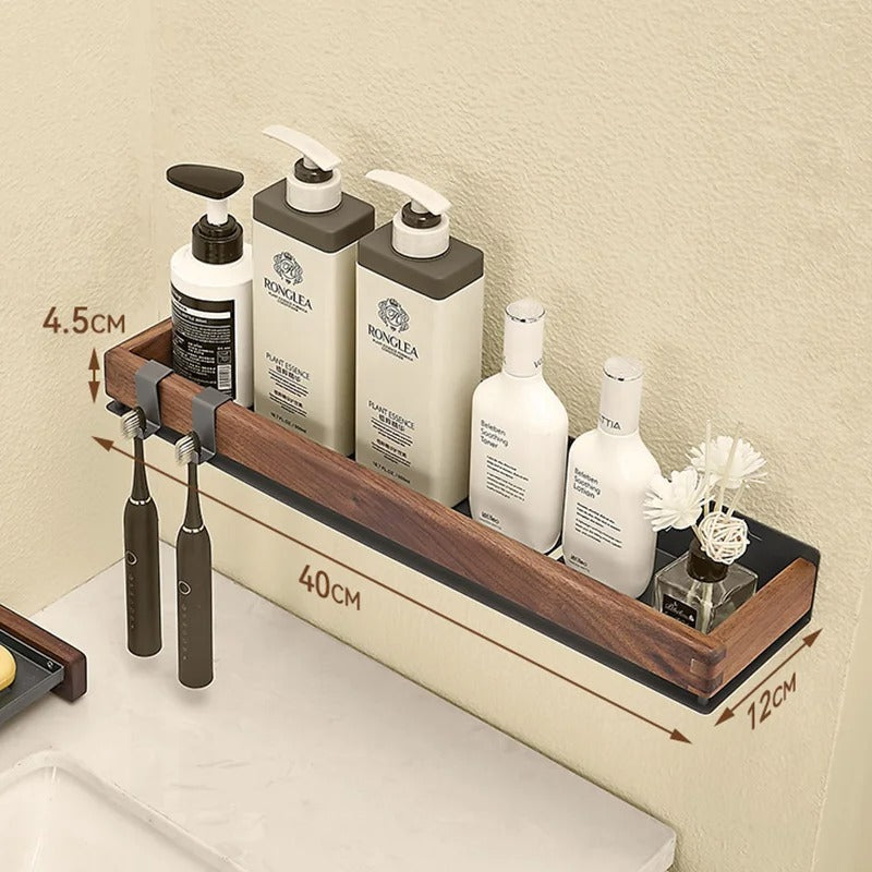 Detalj av elegant rustikk vegghylle med solid metallramme og brun trehylle. Perfekt interiørdetalj for hjemmet.