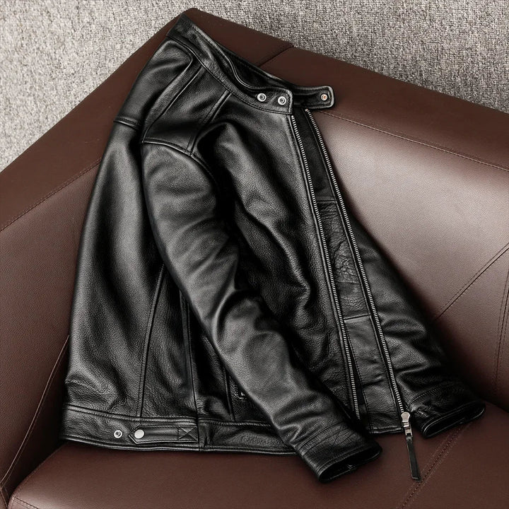 Stilig herre skinnjakke i svart kuskinn. Moderne slim fit lærjakke, elegant yttertøy for menn.