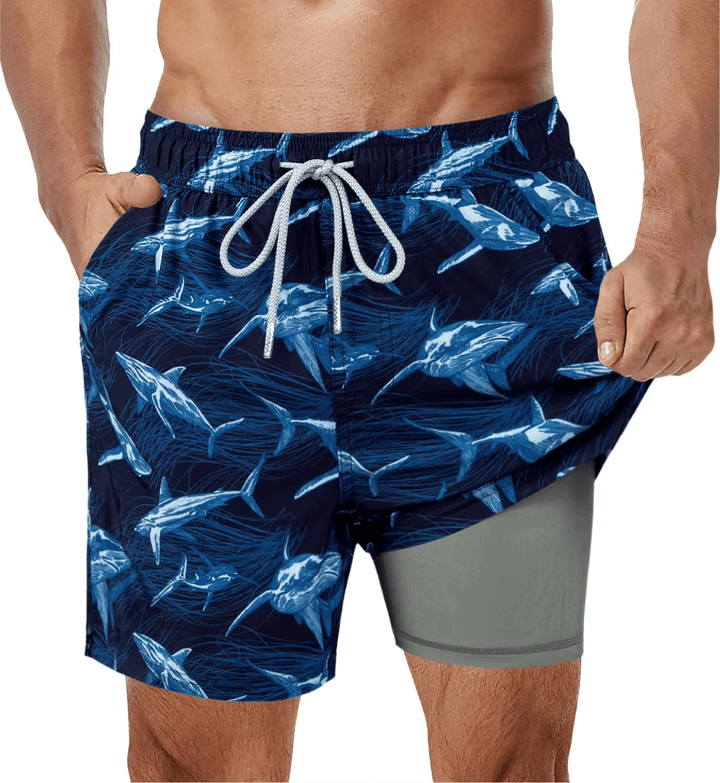 Mann iført stilige 2-i-1 badeshorts med kompresjon, perfekt for svømming, strand og aktivitet.