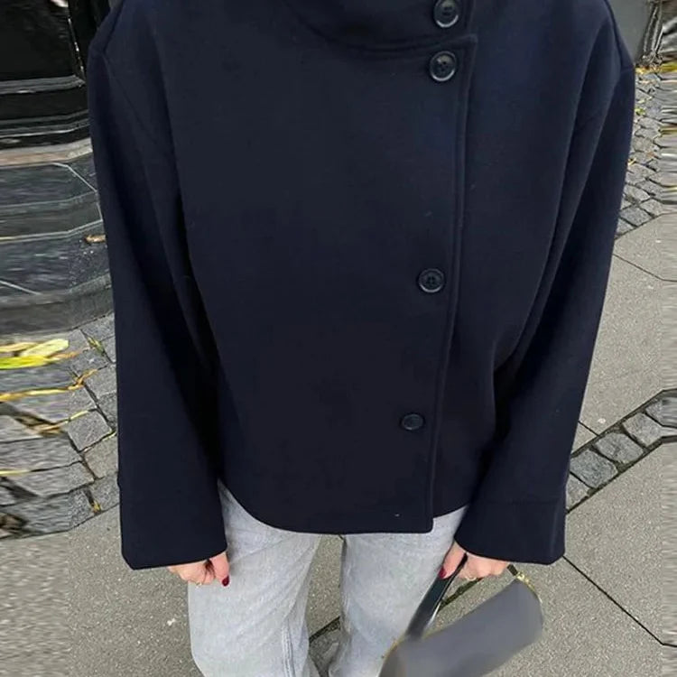 Stilren dame ulljakke for høsten. Løs passform, ståkrage og komfortabel ullblanding. Mote for kvinner.
