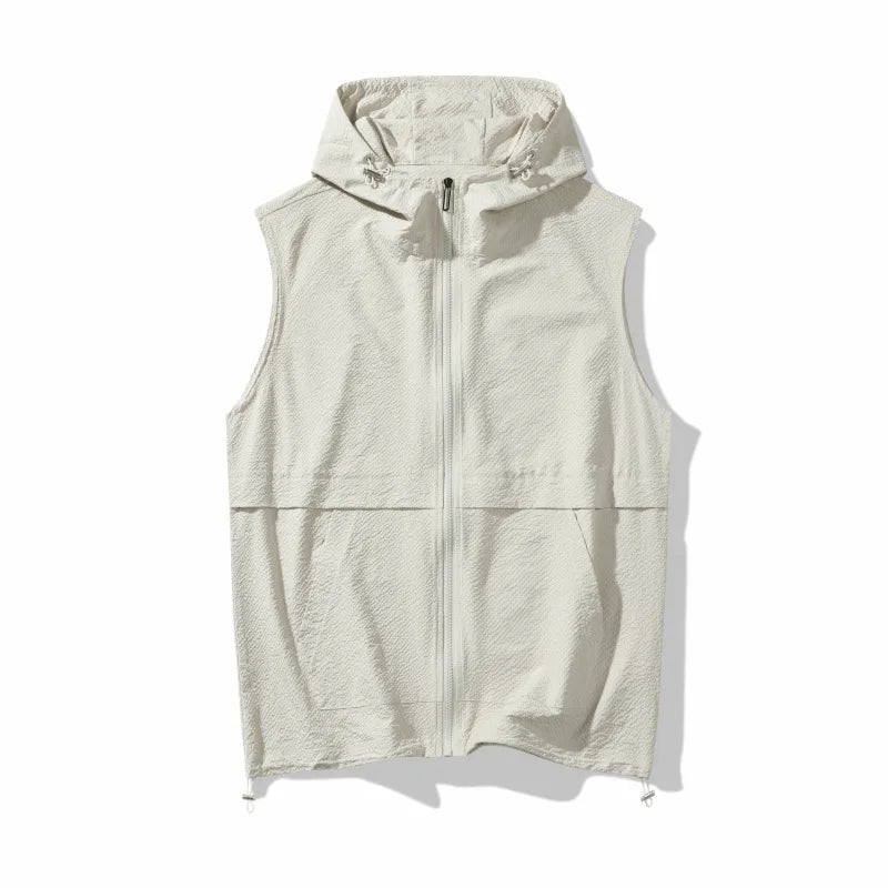 Maskulin utility-vest med hette, flere lommer og glidelås. Ideell for outdoor og aktiv fritid.