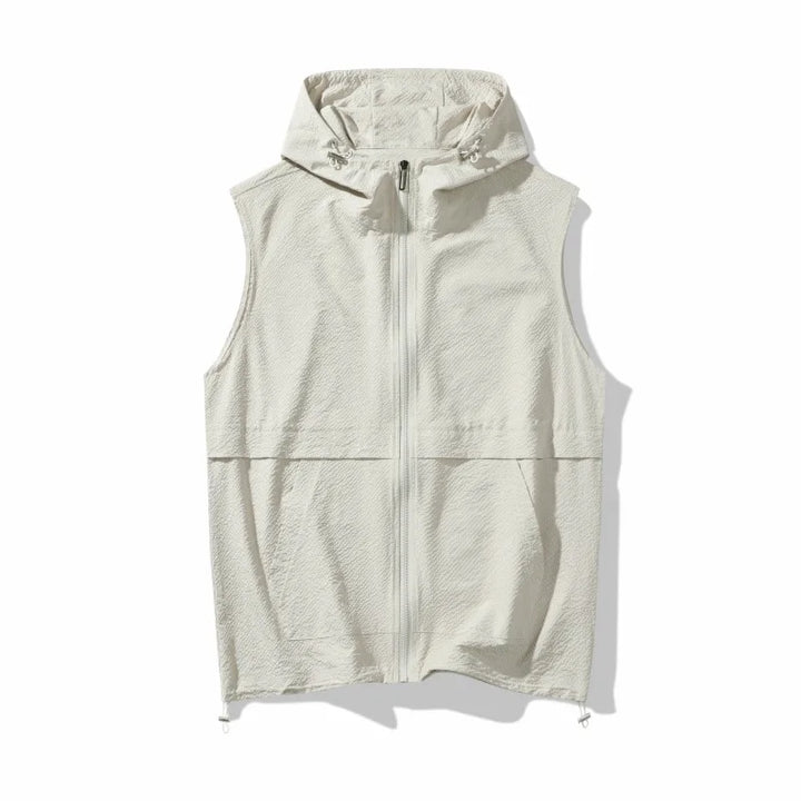 Maskulin utility-vest med hette, flere lommer og glidelås. Ideell for outdoor og aktiv fritid.