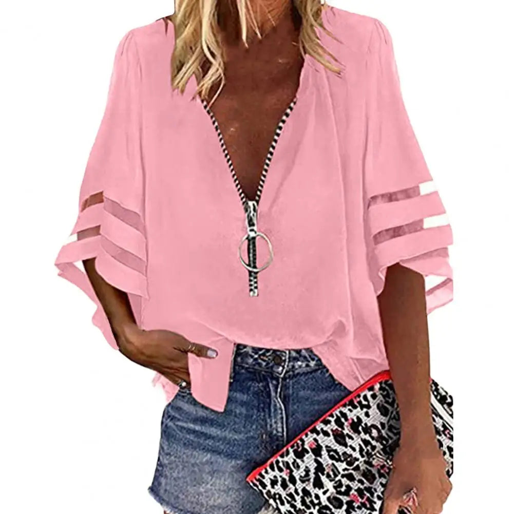 Stilfull V-hals bluse med løs passform for kvinner. En elegant mote topp for ulike anledninger.