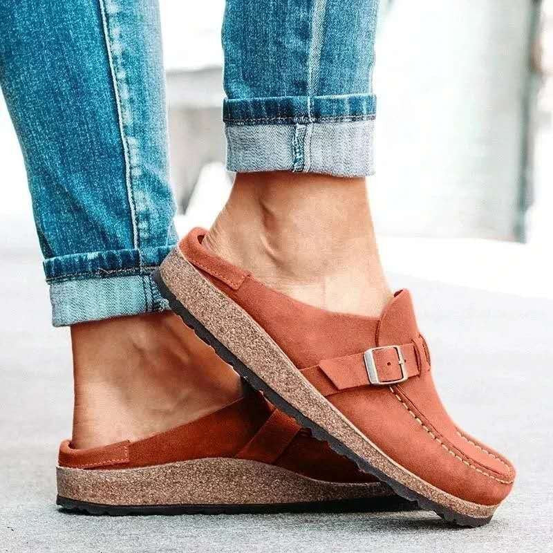 Sidebilde av elegante retro slip-on loafers med markant plattformsåle og komfortabel design.