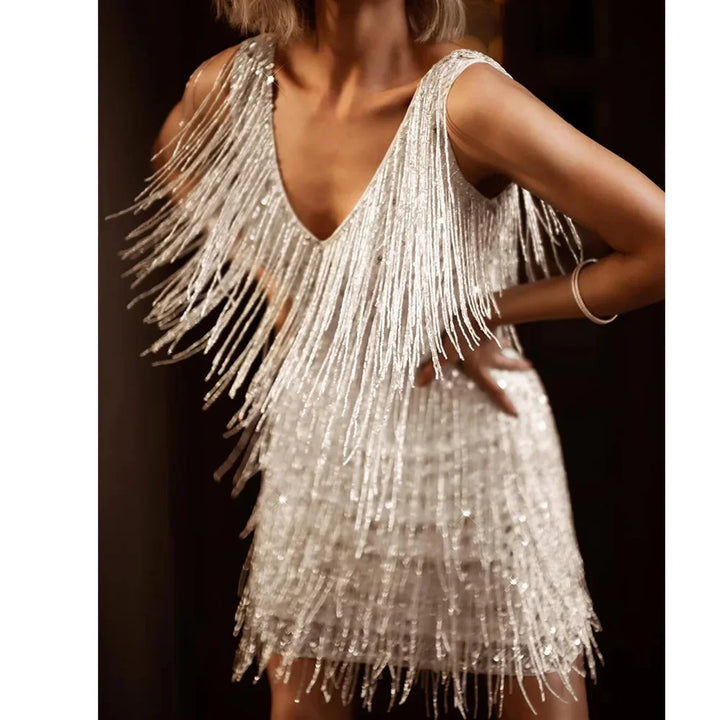 Sofistikert damekjole; en elegant cocktailkjole med intrikate frynser og fjærdetaljer for glamour.