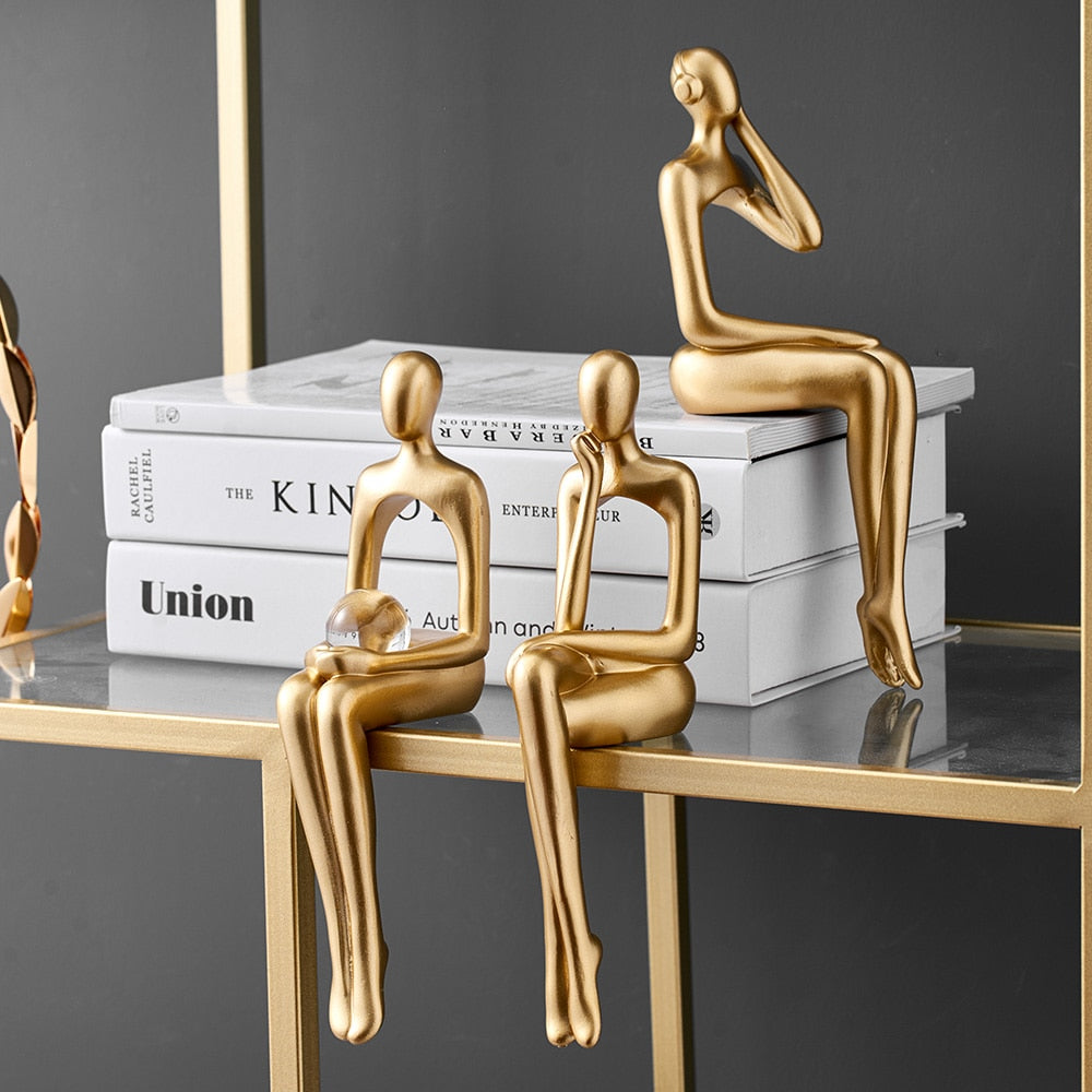 Detaljert gyllen abstrakt tenker statue, et symbol på ro og moderne kunst i ditt hjem.