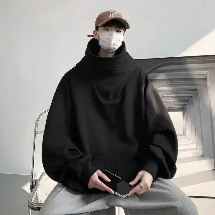 Mann iført Y2K oversized hettegenser i ninja-stil. Streetwear hoodie med høy hals, passer for vintermote.