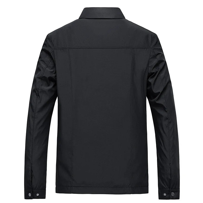 Stilig business casual jakke for menn med elegant ståkrage. Tynn og perfekt som vår- eller høstjakke til jobb og fritid.