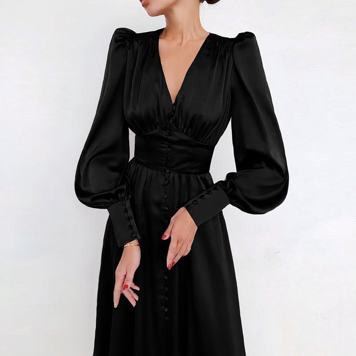 Klassisk, tidløs satengkjole. Elegant festkjole for dame, perfekt som selskapskjole.