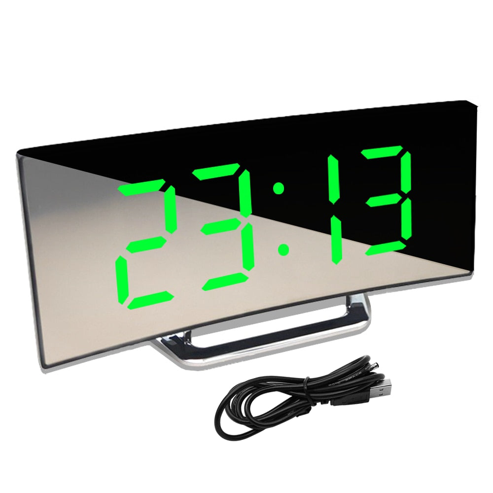 Moderne LED vekkerklokke med digital speilskjerm og temperaturvisning, perfekt for soverommet.