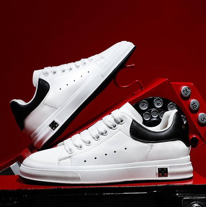 Komfortable fritidssko; svarte/hvite herresneakers med 6 cm skjult hæl som øker høyden.