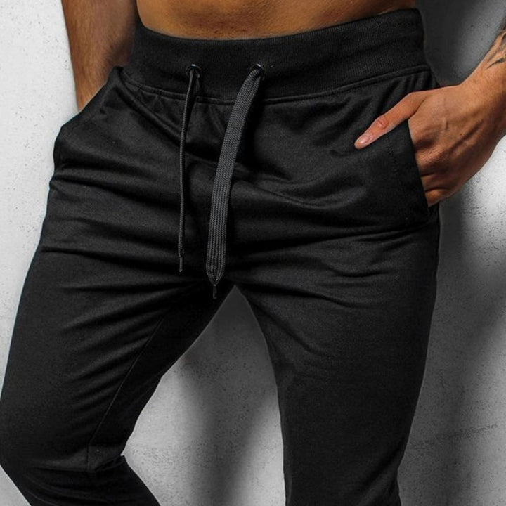 Sporty fritidsbukse for menn, slim fit med kontrasterende sidelinjer, i mykt stoff.