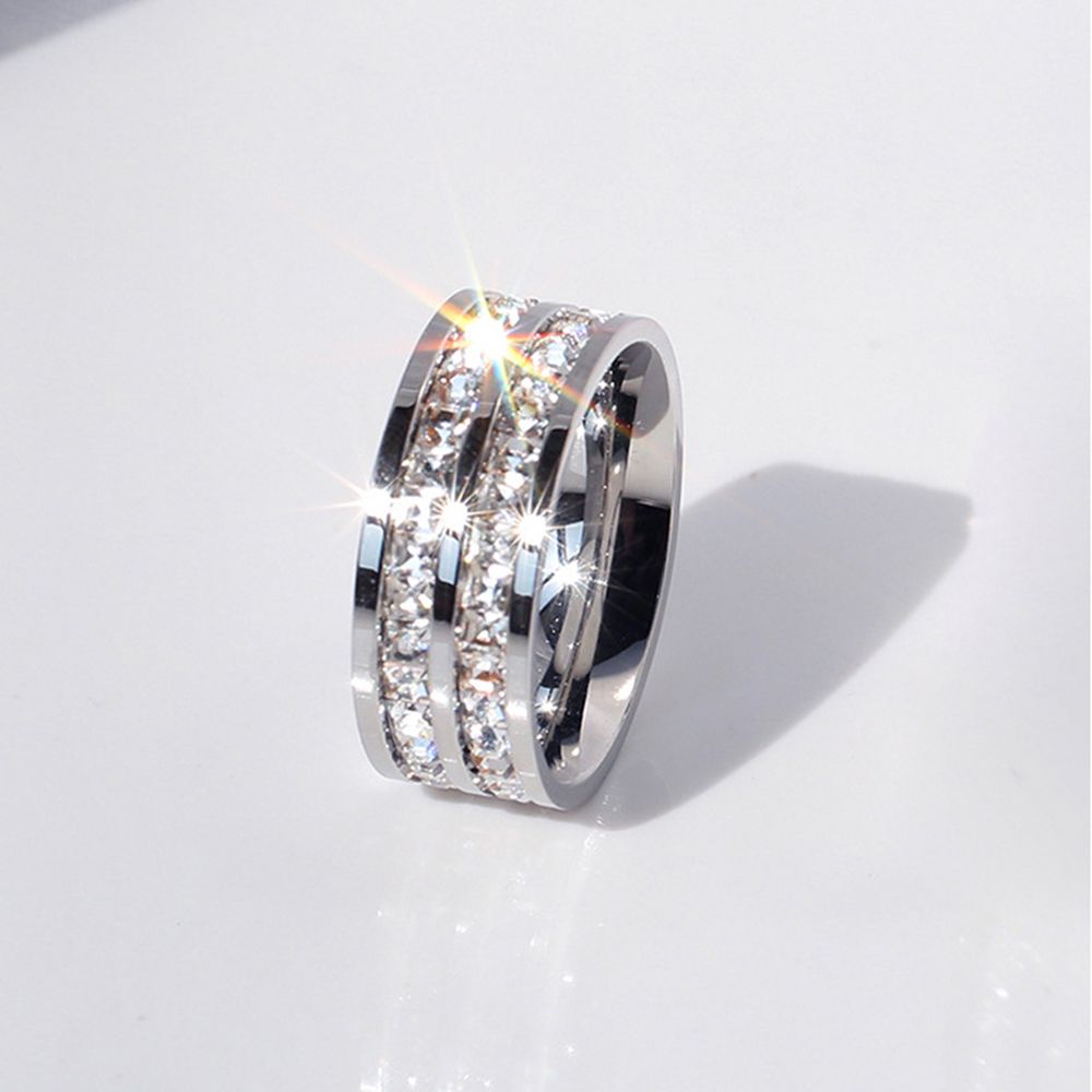 Elegant glitrende zirkonia dame ring i sølv & roségull. Perfekt gave til henne.