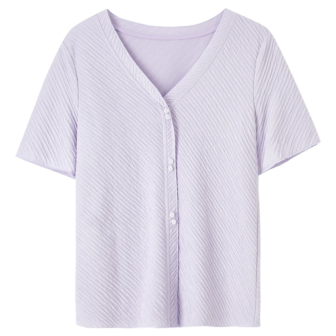 Elegant stripet topp for dame med V-hals og perleknapper, ideell for sommerstil og festlige anledninger.