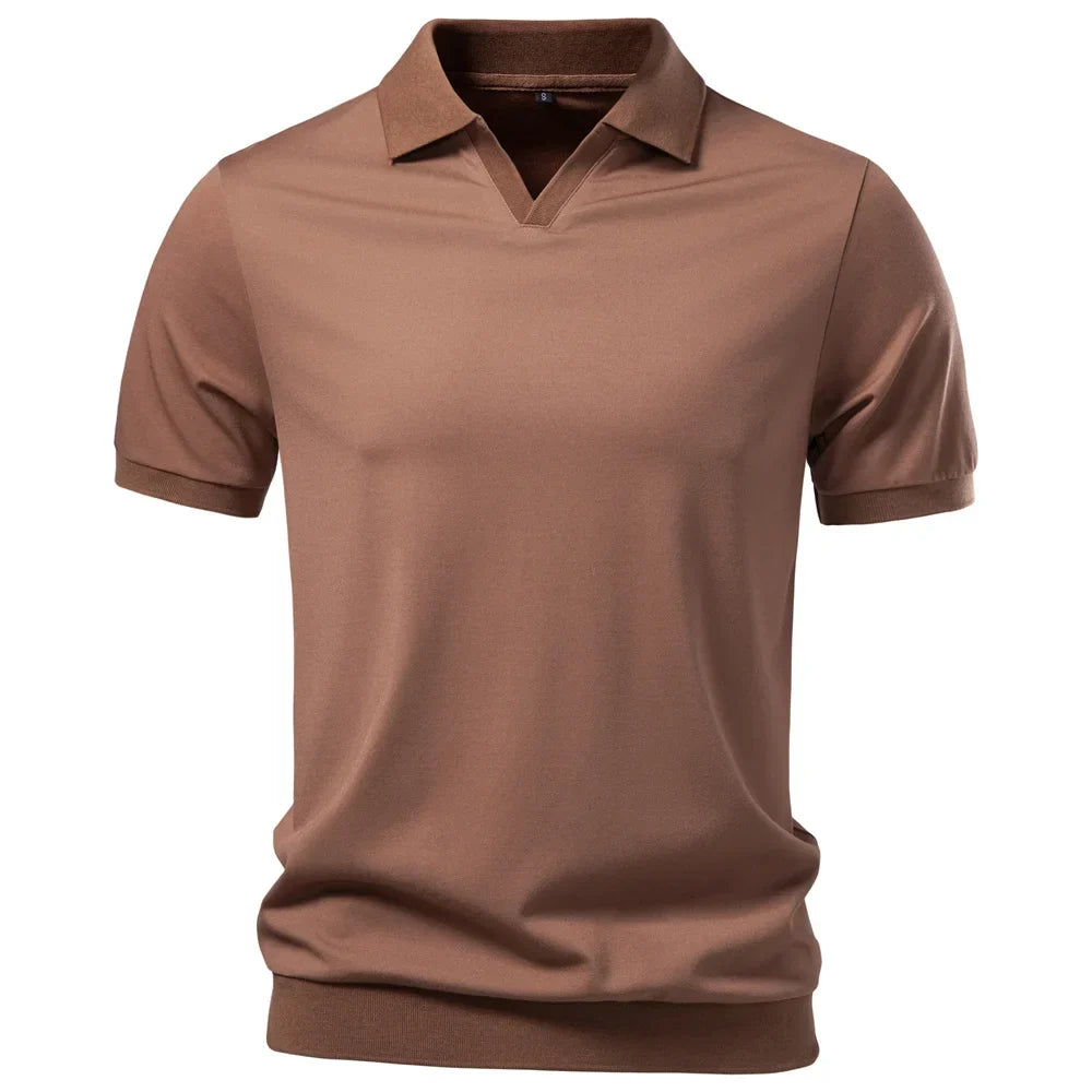 Glatt og luksuriøs herre silkepolo, gir en elegant finish til ethvert sommerantrekk.