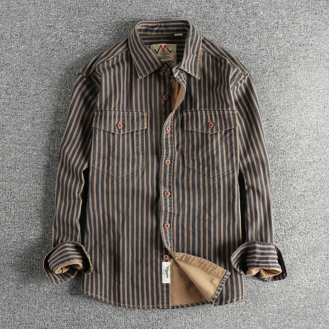 Langermet herreskjorte med klassisk stripet mønster, retro vasket look og brystlommer. Komfortabel høst/vinter skjorte.