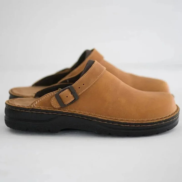 Lettvekts casual herresko uten snøring i svart. Komfortabel slip-on for moderne herremote.