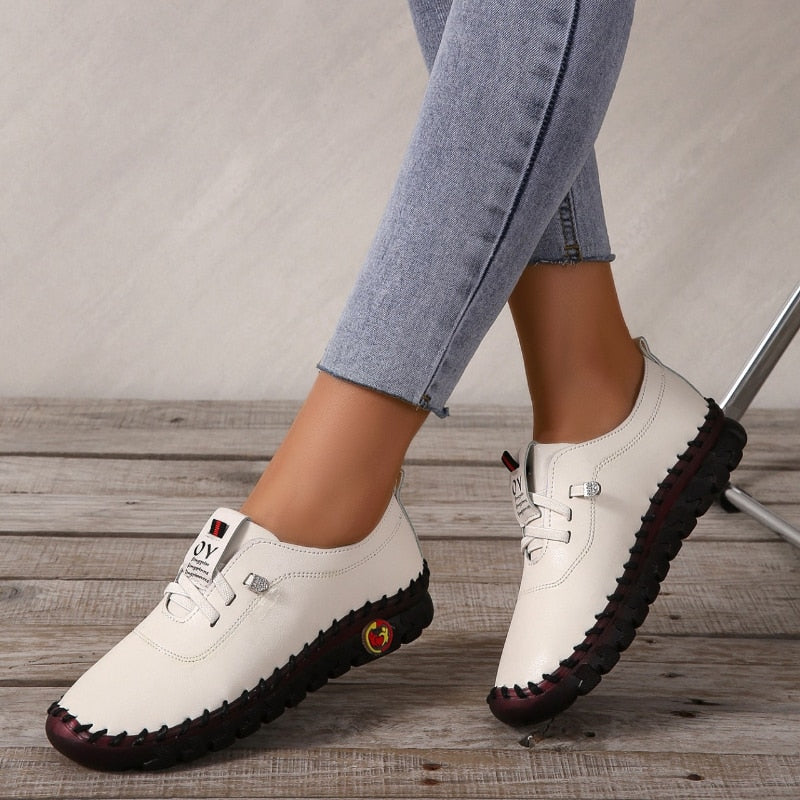 Kvinne bruker komfortable, sklisikre loafers. Perfekt for lange dager, smertelindring og hverdags.