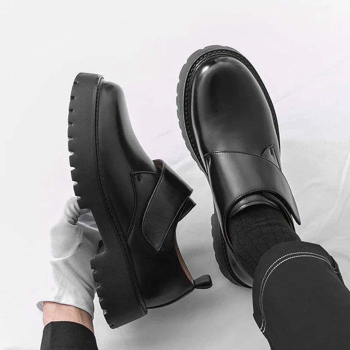 Elegante svarte Oxford pensko for menn. Ideelle for kontoret og formelle anledninger med tykk såle.