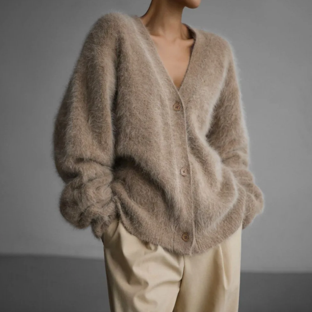 Elegant strikket damecardigan for stilige antrekk. Perfekt som lagpålag eller alene, myk og komfortabel.