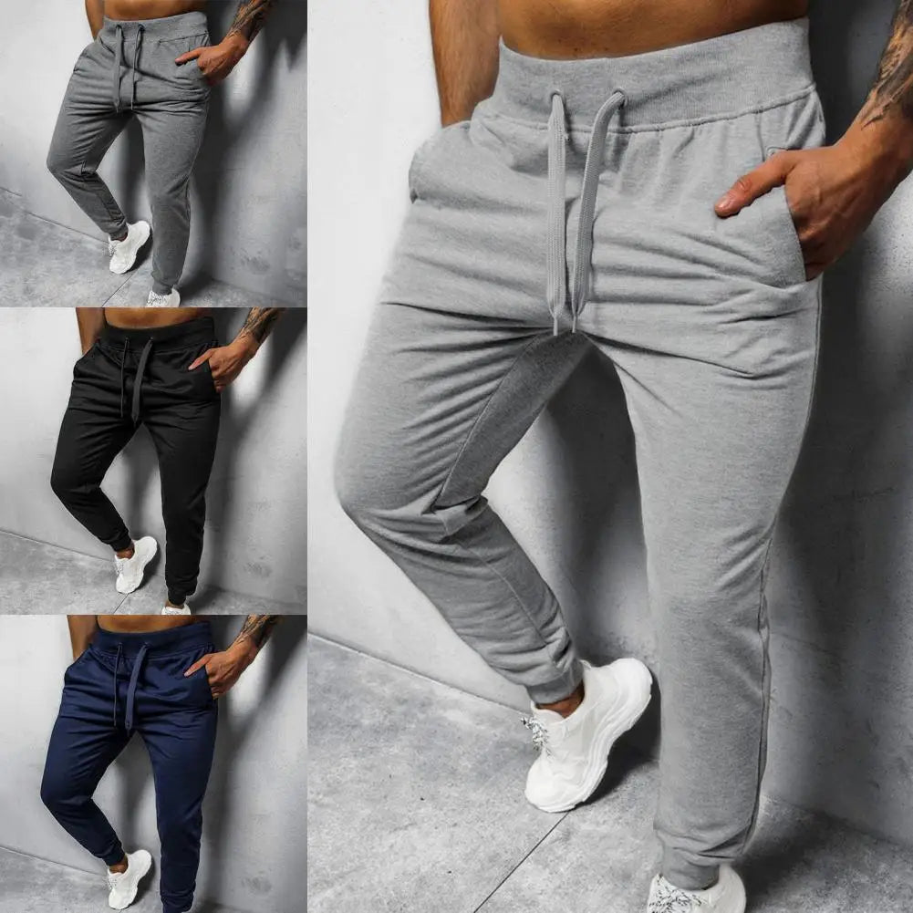 Komfortabel herre joggebukse i slim fit med hvite sidelinjer, ideell for aktivitet.