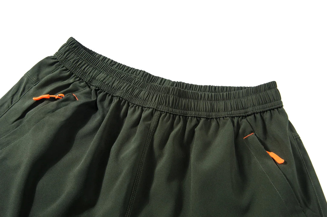 Herre sportsshorts, lett og slitesterk, ideell for utendørs trening.