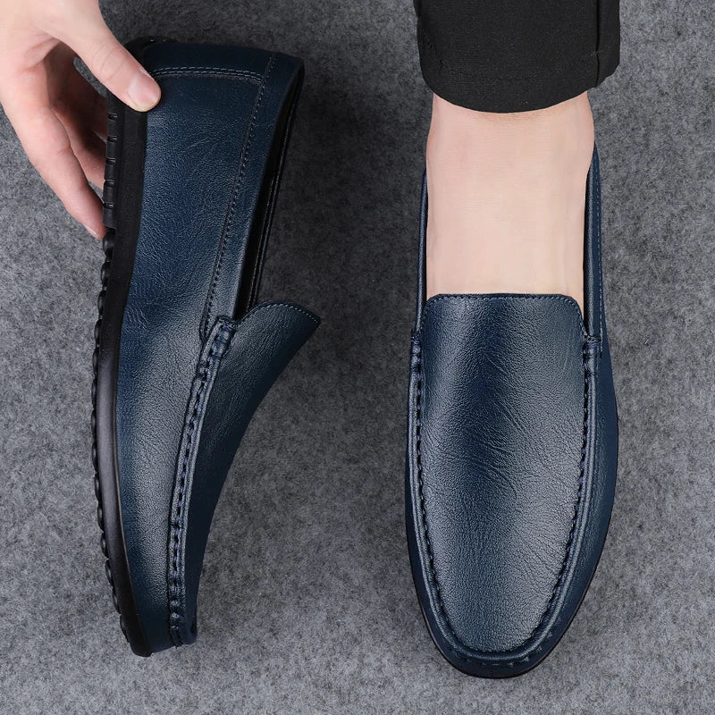 Elegant blå slip-on loafer for menn, med fokus på komfort og design.