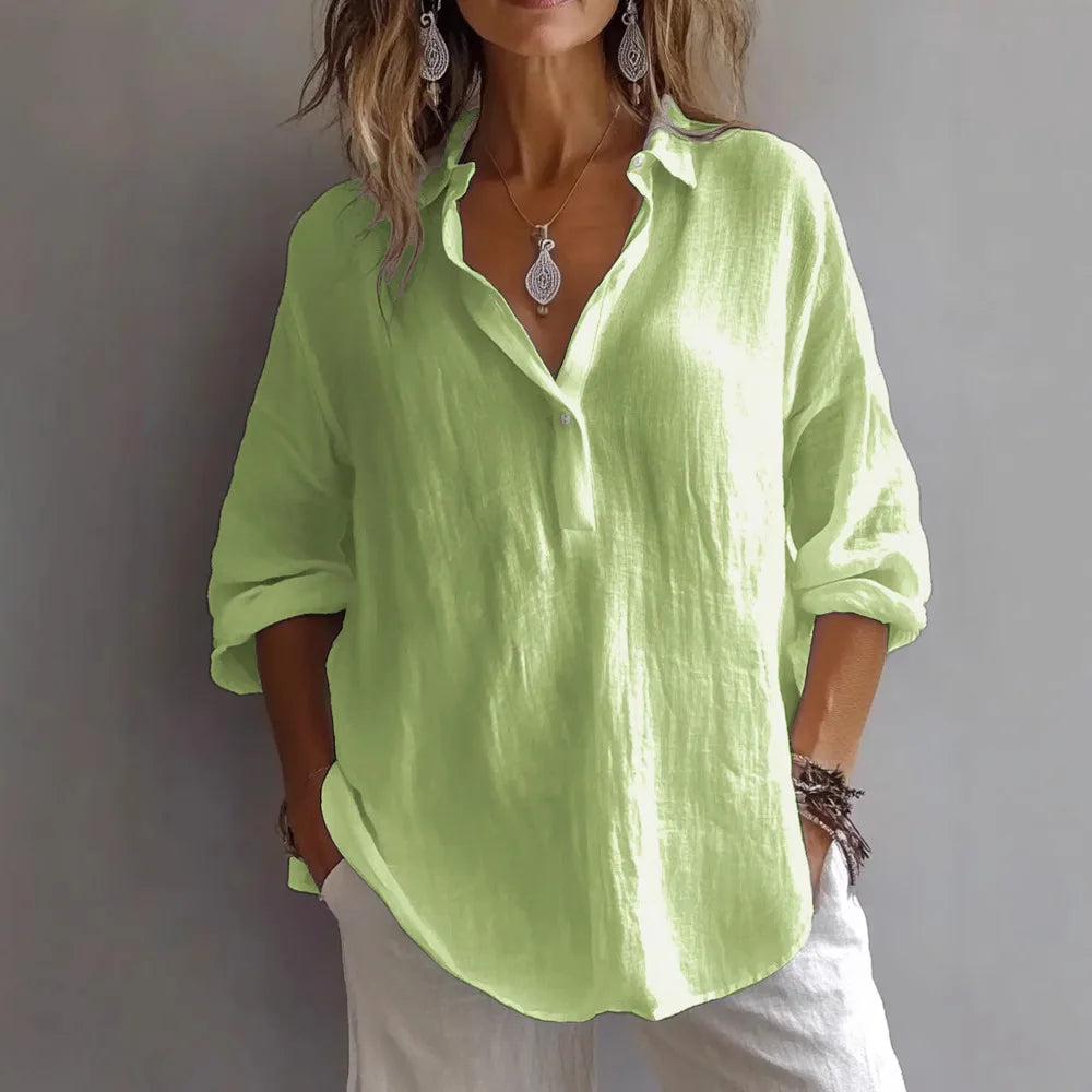 Dameoversized skjorte med dyp V-hals, en stilren og casual vår/sommerskjorte. Elegant løs passform.
