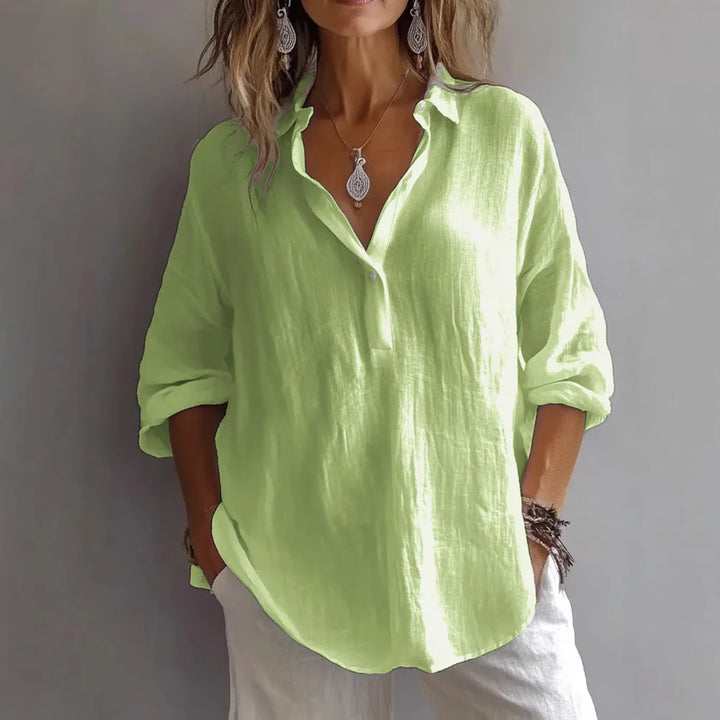 Dameoversized skjorte med dyp V-hals, en stilren og casual vår/sommerskjorte. Elegant løs passform.