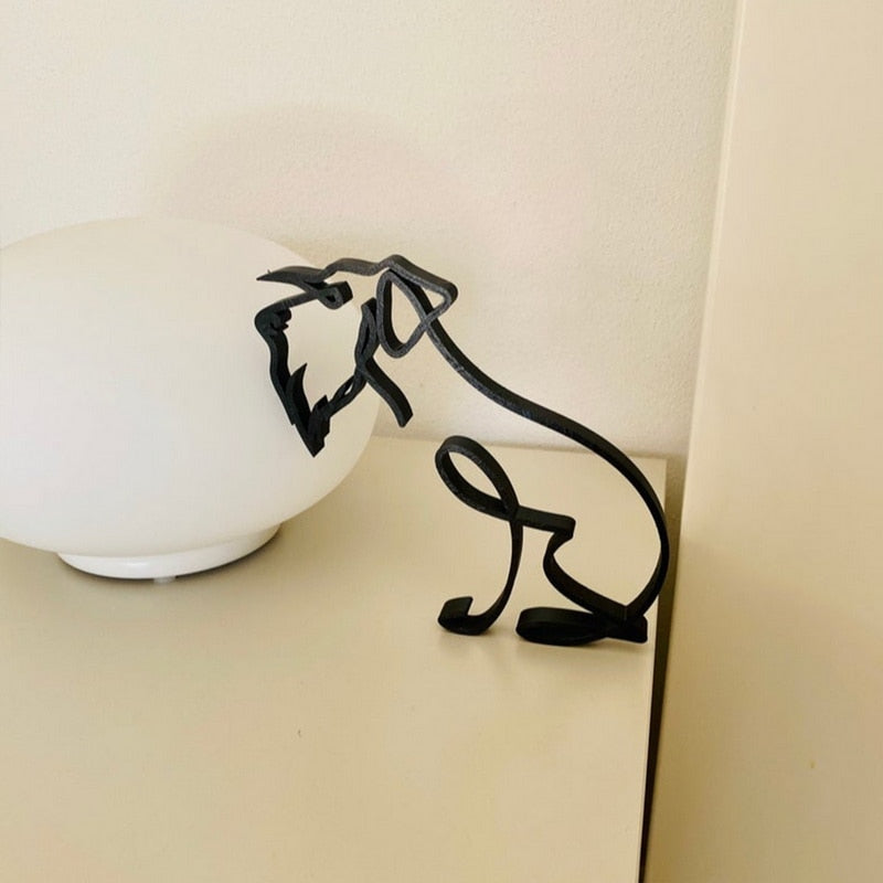 Skulptur: Elegant metallhund for hjem og kontor, en dekorativ detalj.