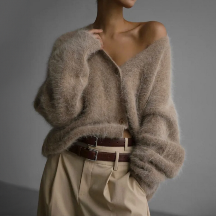 Myk og komfortabel strikket cardigan for kvinner. Ideell for hverdag og casual look, enkel å style.
