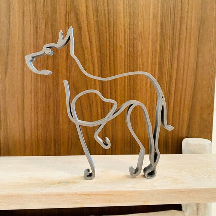 Hundedekor i metall, minimalistisk stil med et elegant uttrykk.