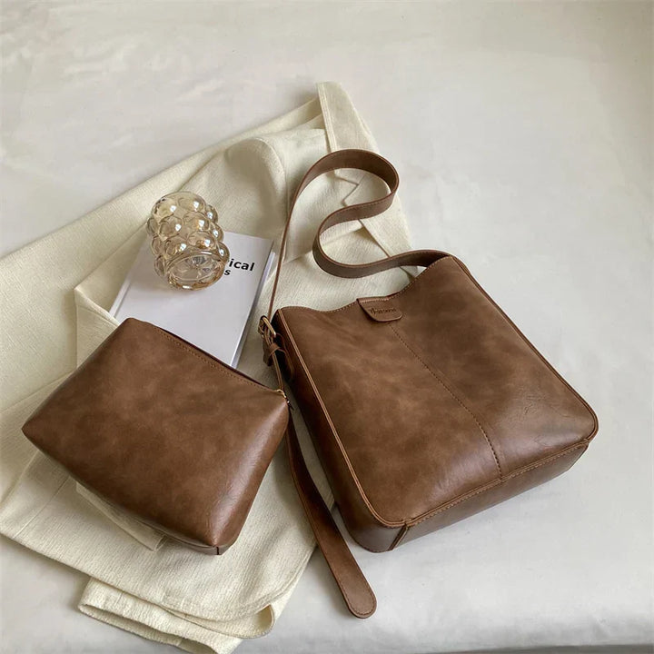 Praktisk og romslig dame skulderveske i klassisk vintage stil. Elegant tilbehør for daglig bruk.