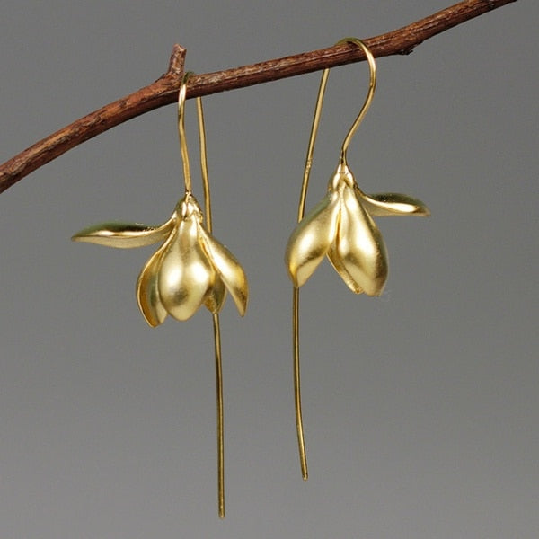 Gullfargede magnolia dingleøredobber, et elegant smykke og flott gaveide for kvinner.