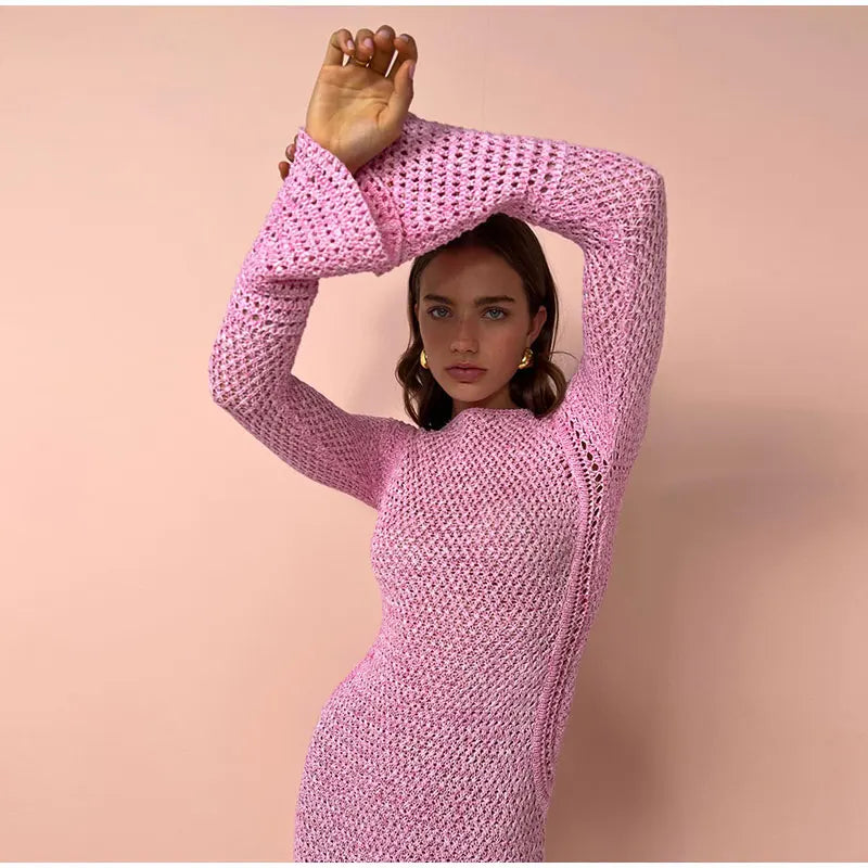 Dame i elegant rosa maxikjole med lange ermer. Komfortabel og figursydd lang kjole, perfekt for fest.