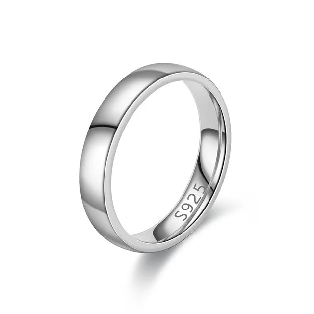 Minimalistisk og elegant dame ring i bånddesign, med en vakkert polert, glatt finish.