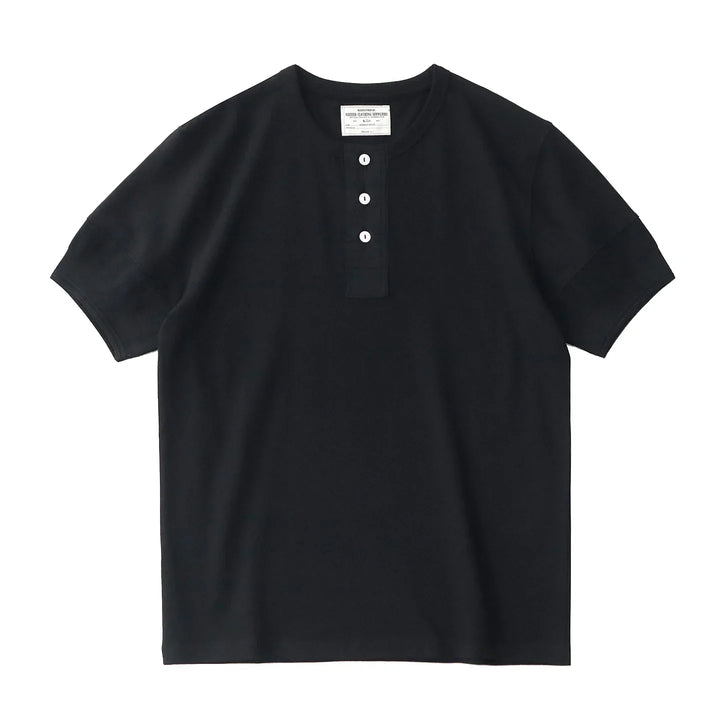 Nærbilde av tekstur på retro Henley t-skjorte. Vasket bomull, vintage stil, komfortabel herreskjorte.