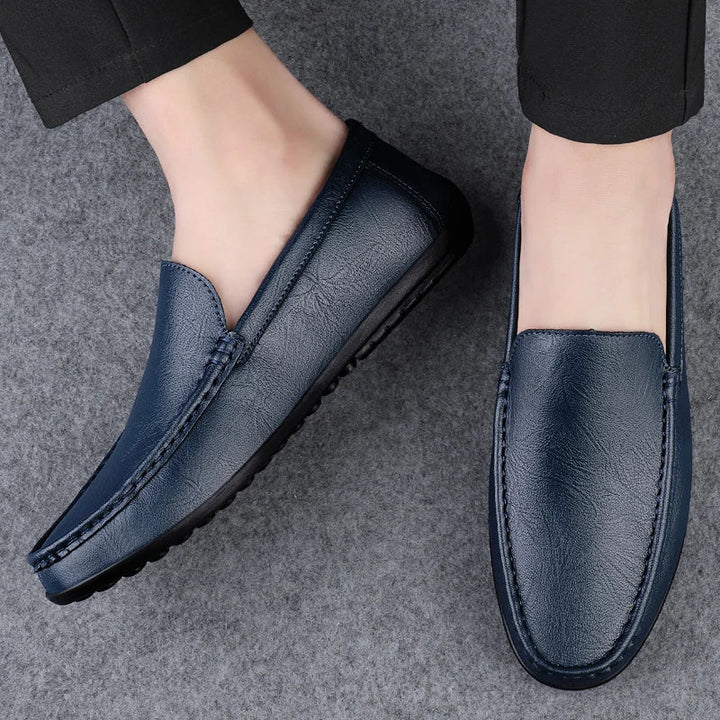Herre loafers i brun skinn, detaljer av håndverk og kvalitet.